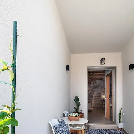 Petrino Two-bedroom House In Mirthios Plakiás